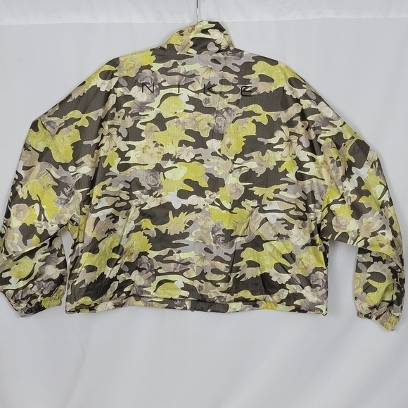 Nike Women's Crop Top Jacket Size Med Camo Khaki F/Z Lightweight Oversized Fit - Picture 2 of 9